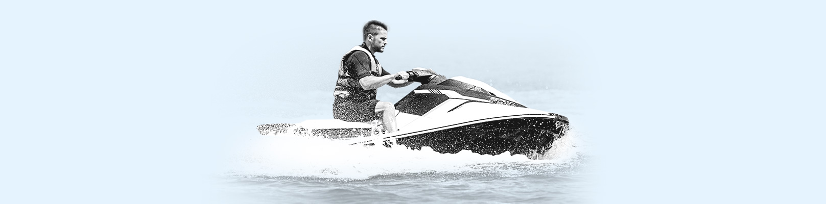Un homme sur une moto-marine